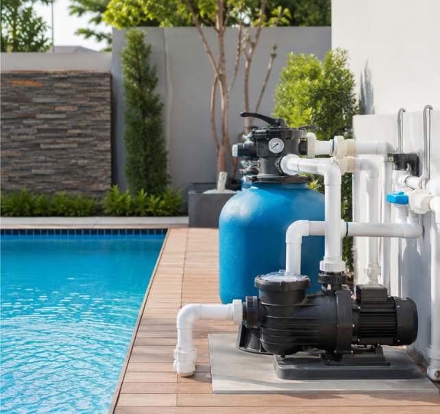 Bombas e filtros para piscina Sistema de bomba e filtro para piscina instalado ao lado de uma piscina residencial