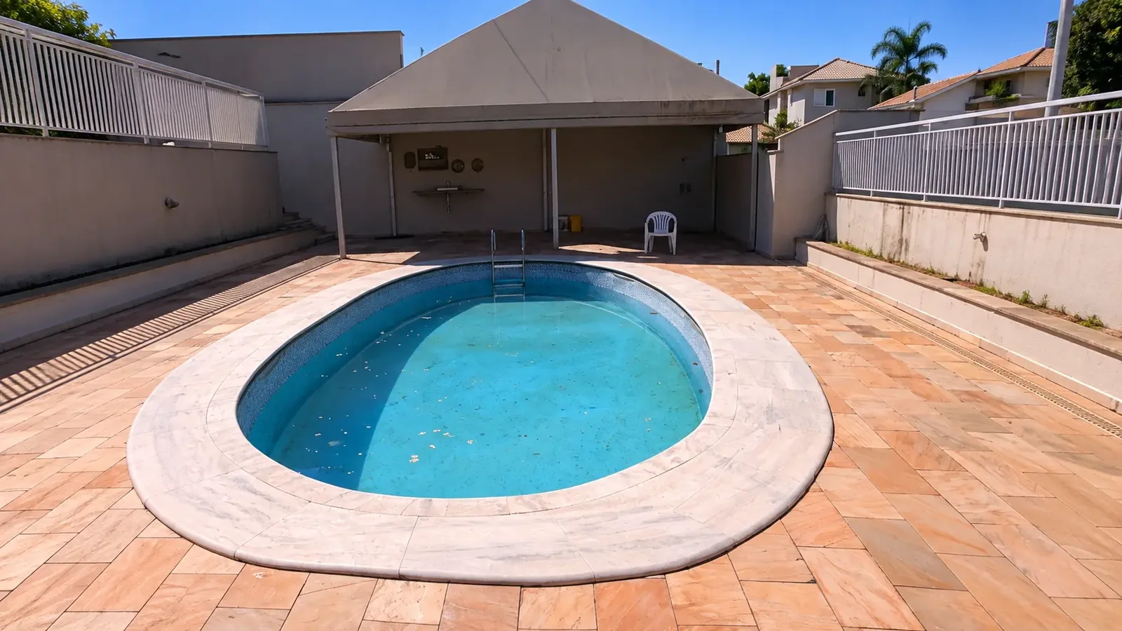 03 antes area Área externa com piscina antes da modernização, mostrando o deck e a configuração original