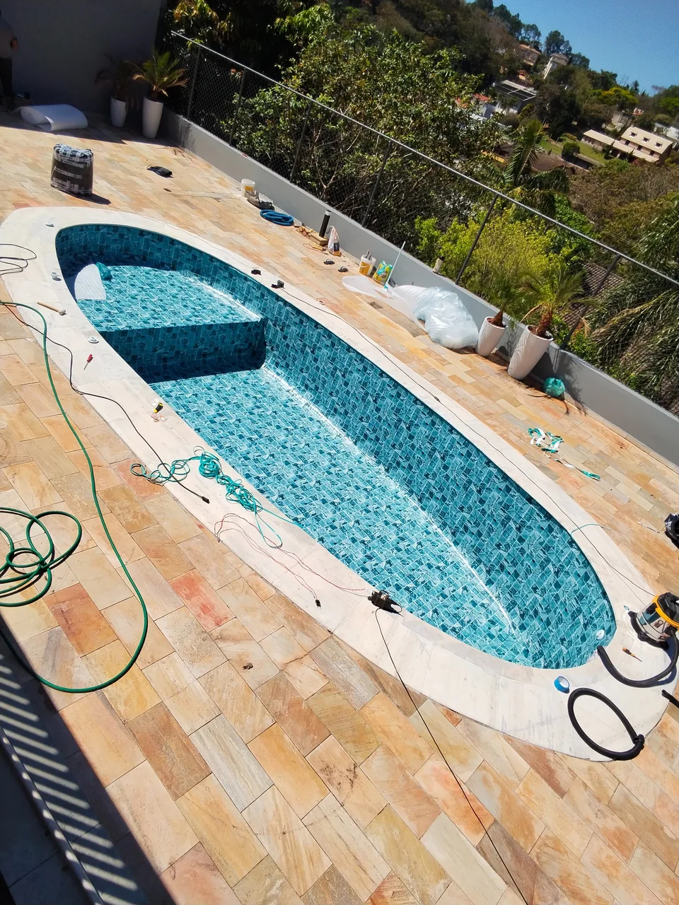 09 revestimento concluido Piscina com novo revestimento de vinil instalado e banco integrado finalizado