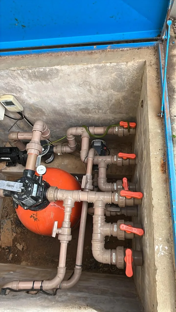 10 casa maquinas Casa de máquinas da piscina com bomba, filtro, tubulações e registros hidráulicos