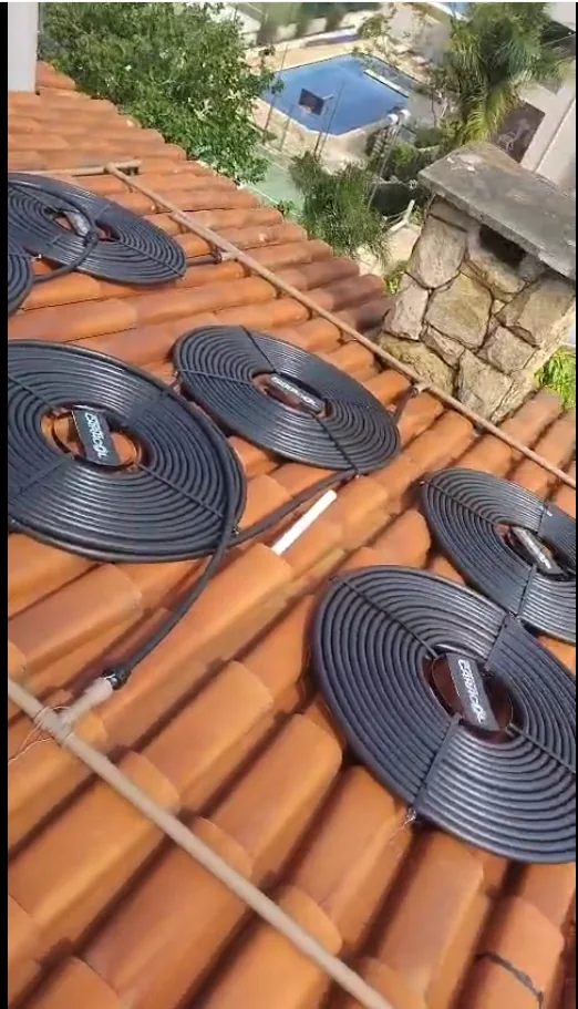 11 aquecimento solar Coletores solares para aquecimento da água da piscina instalados no telhado
